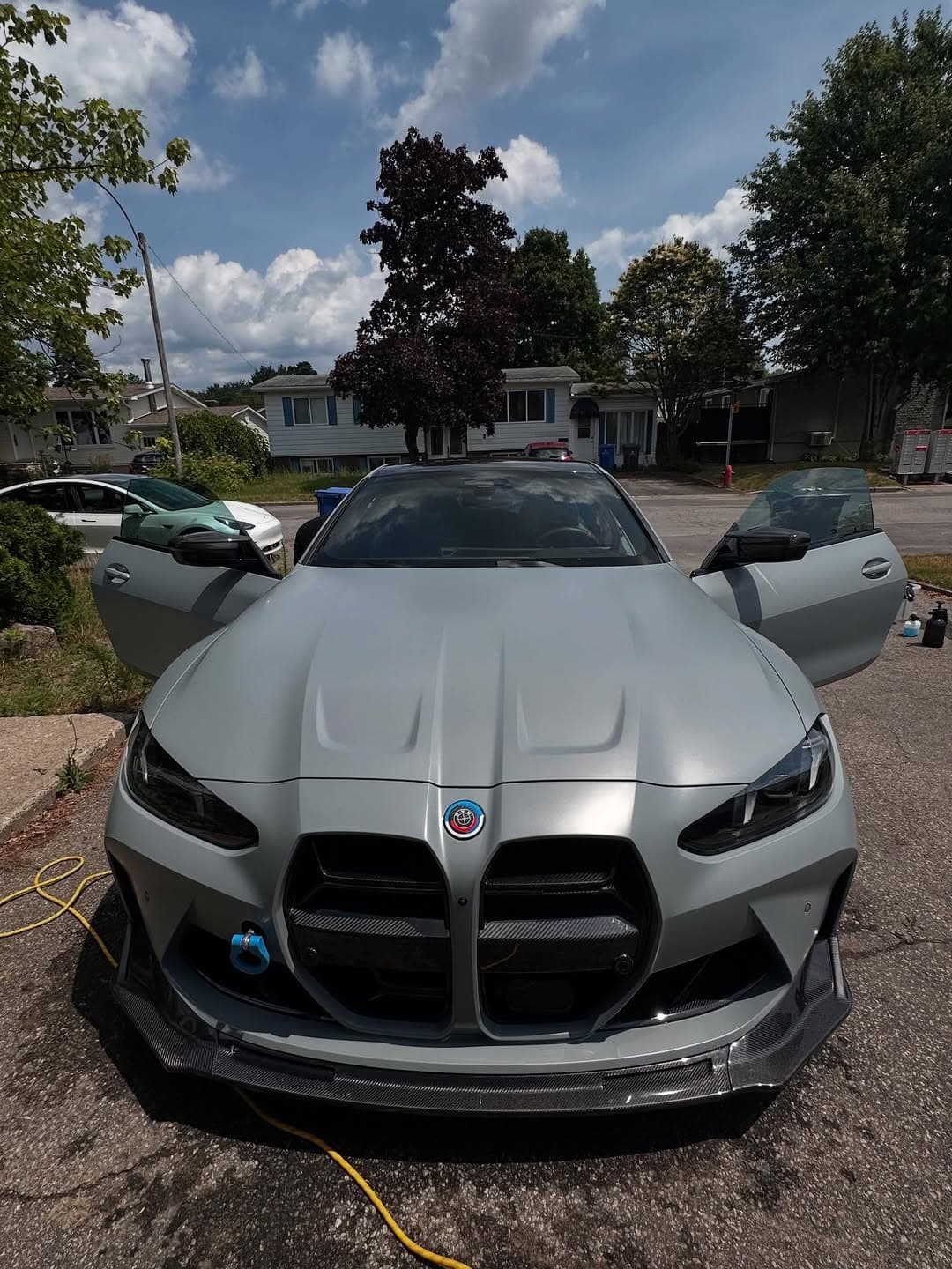 Soin et hydratation du cuir automobile haut de gamme BMW M4